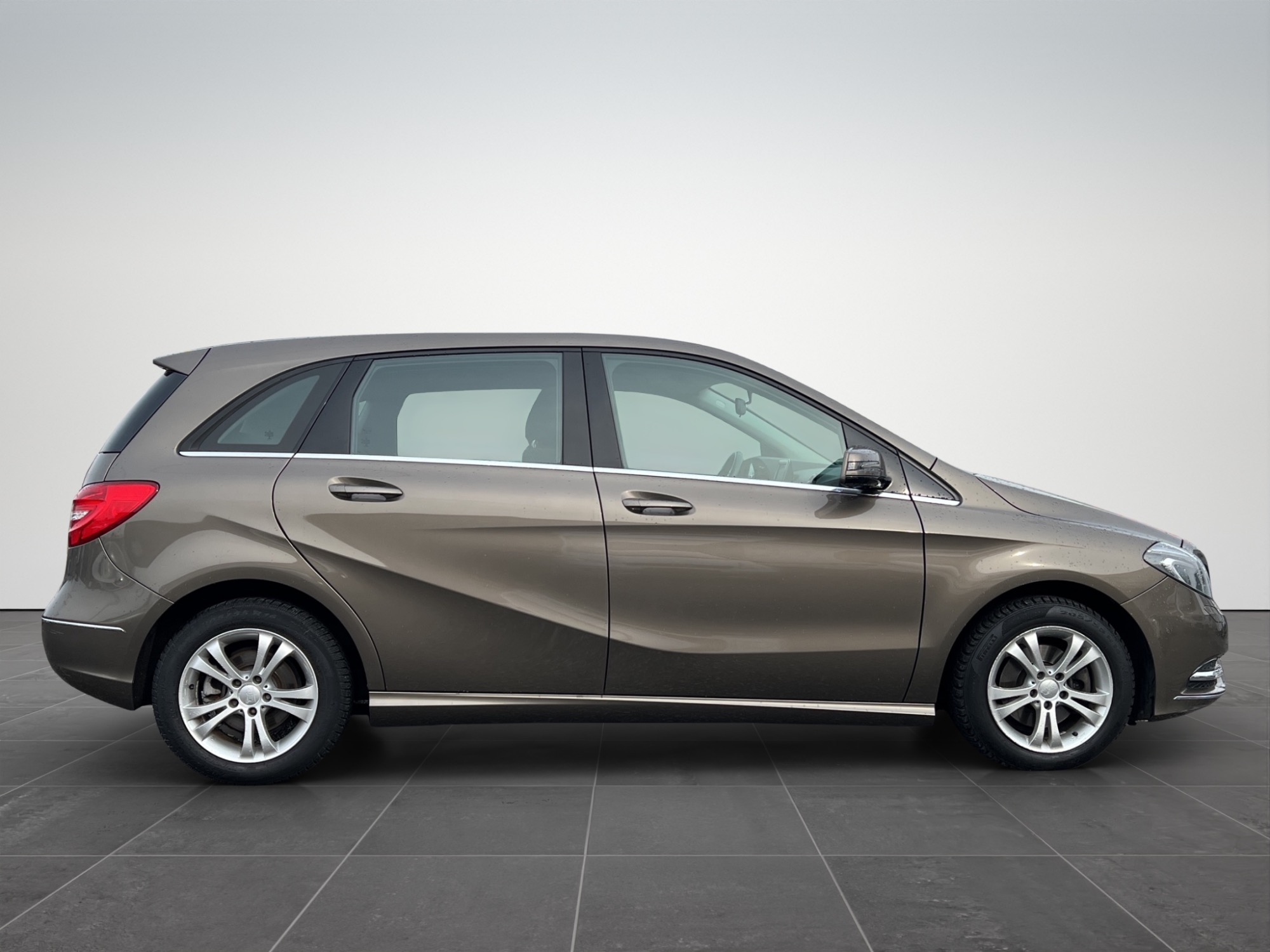 Ein silberner Kompaktwagen der Marke Mercedes-Benz, seitliche Ansicht.