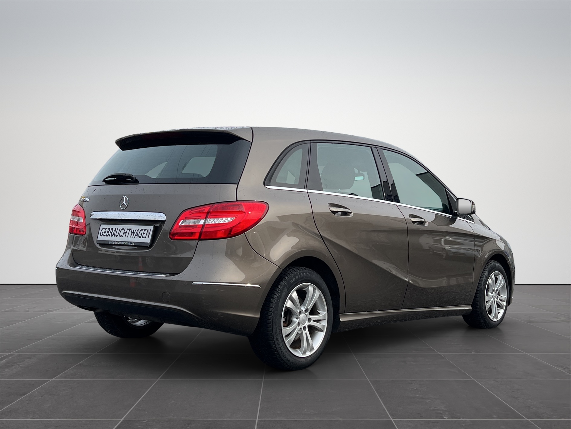 Grau metallischer Kompaktwagen von hinten, mit sportlichen Linien und modernem Design.