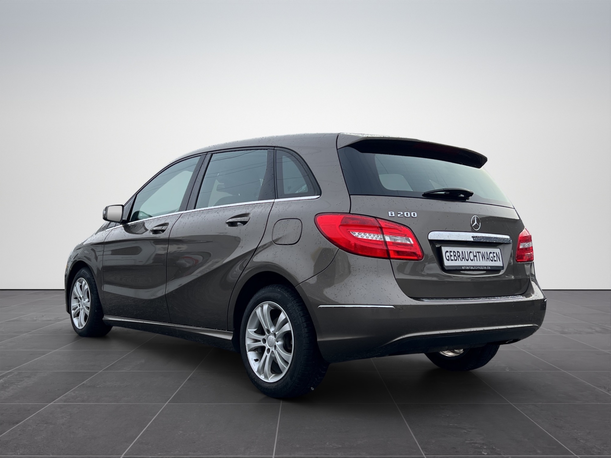 Grau kompaktes Auto mit abgerundetem Heck und eleganten Linien.